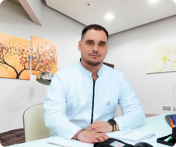 Врач за столом в кабинете клиники